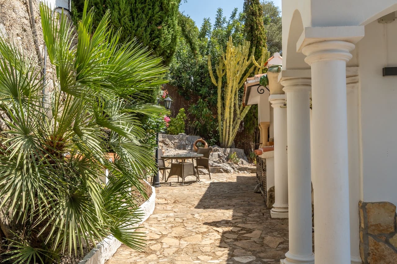 3 Zimmer Villa zu verkaufen in Orba mit Pool - 475.000 € (Ref: 9997523)