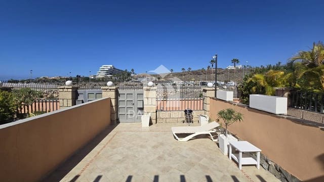 3 makuuhuone Omakotitalo myytävänä paikassa Playa del Duque, Adeje - 900 000 € (Ref: 10046086)