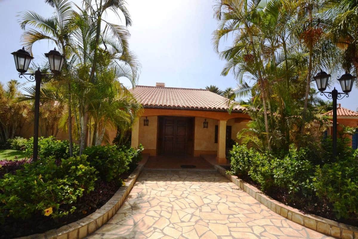 6 soveværelse Villa til salg i Arona - € 2.725.000 (Ref: 8607532)