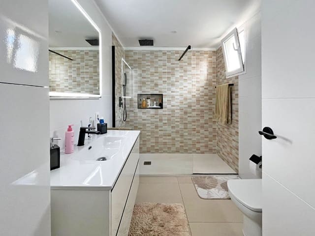 2 soverom Penthouse til salgs i Los Cristianos, Arona - € 695 000 (Ref: 8774605)