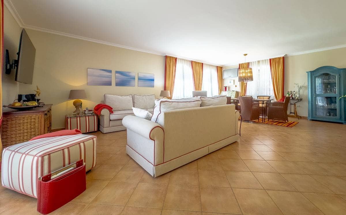 3 slaapkamer Villa te koop in Playa del Duque - € 2.800.000 (Ref: 8802988)