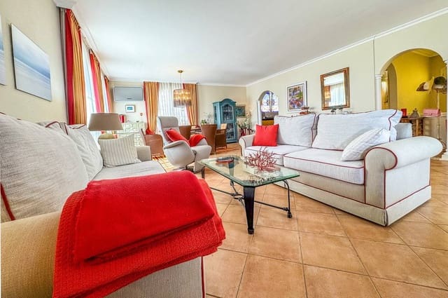 3 slaapkamer Villa te koop in Playa del Duque, Adeje - € 2.800.000 (Ref: 8802988)