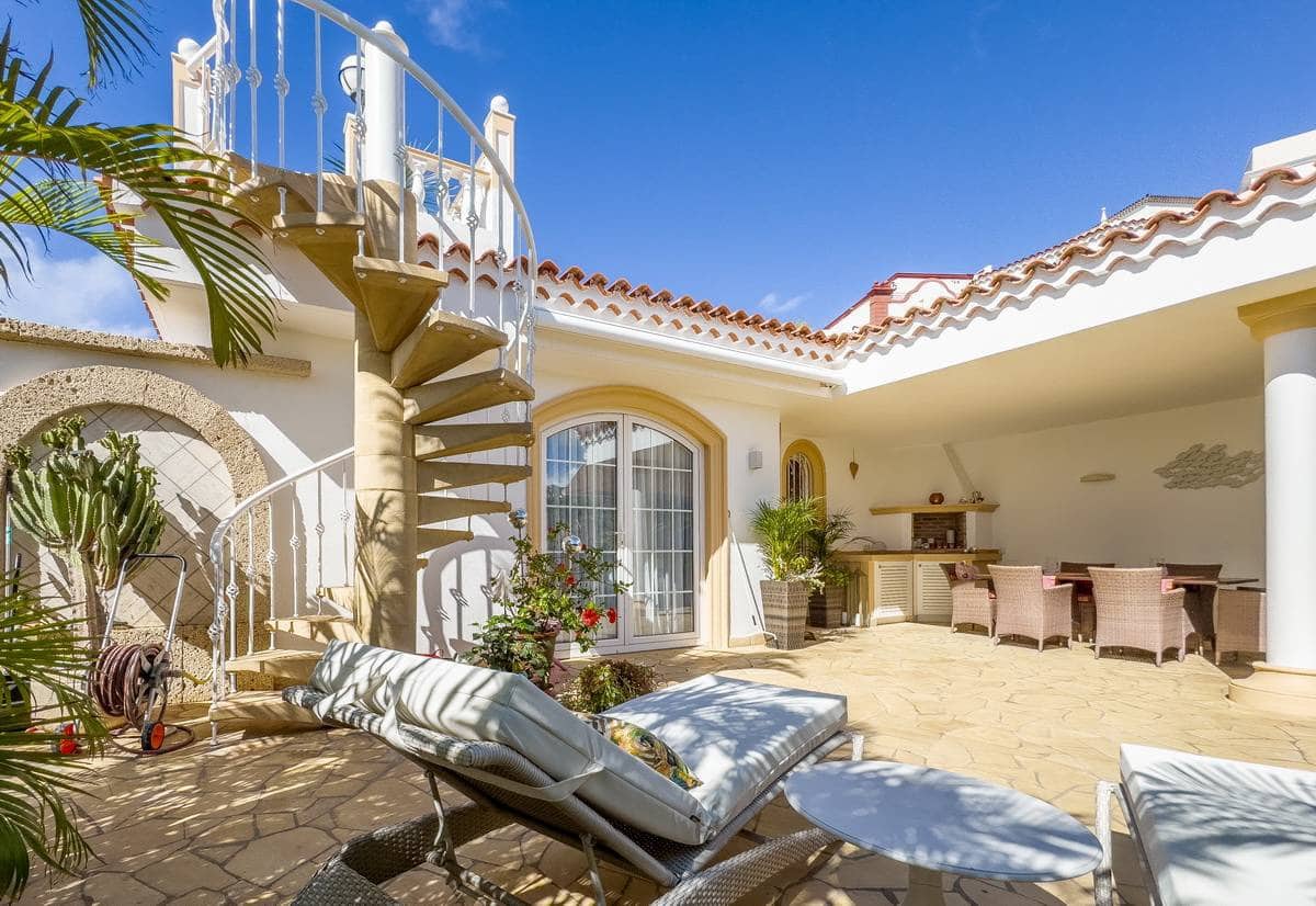 3 slaapkamer Villa te koop in Playa del Duque - € 2.800.000 (Ref: 8802988)