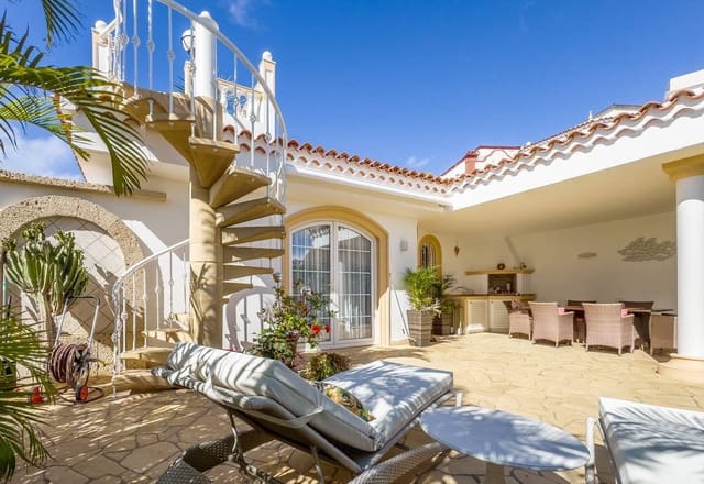 3 slaapkamer Villa te koop in Playa del Duque, Adeje - € 2.800.000 (Ref: 8802988)