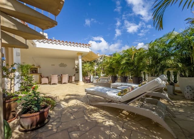 3 slaapkamer Villa te koop in Playa del Duque, Adeje - € 2.800.000 (Ref: 8802988)