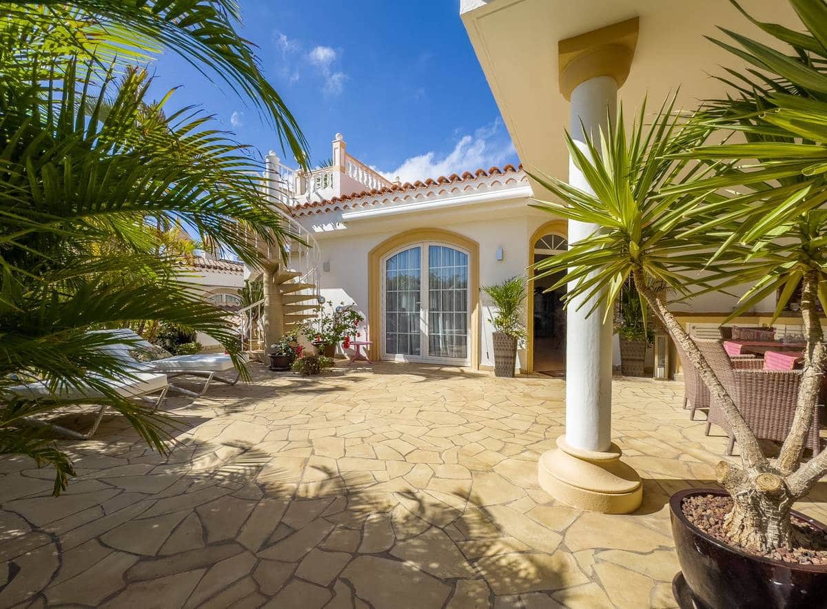 3 slaapkamer Villa te koop in Playa del Duque - € 2.800.000 (Ref: 8802988)
