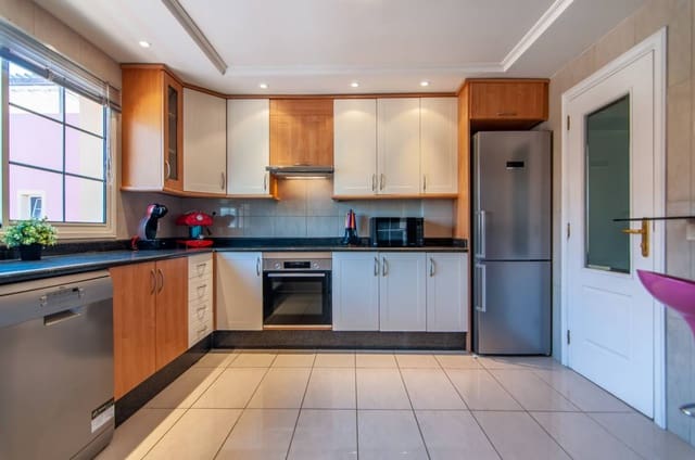 4 soveværelse Penthouse til salg i Playa del Duque, Adeje - € 840.000 (Ref: 8826842)