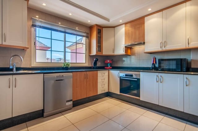 4 soveværelse Penthouse til salg i Playa del Duque, Adeje - € 840.000 (Ref: 8826842)