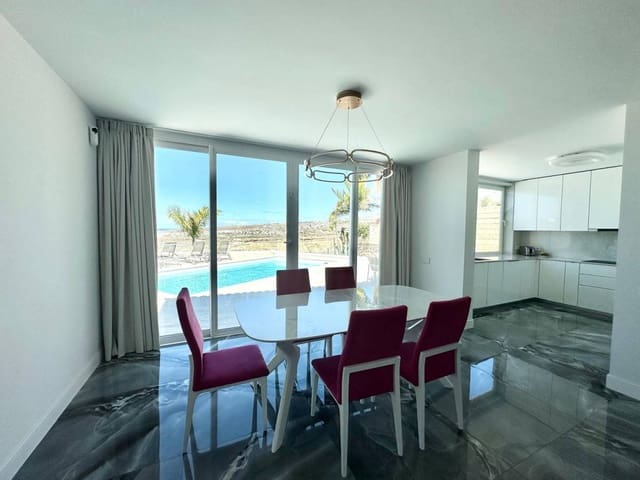 4 soveværelse Villa til salg i Playa del Duque, Adeje - € 2.350.000 (Ref: 8861634)