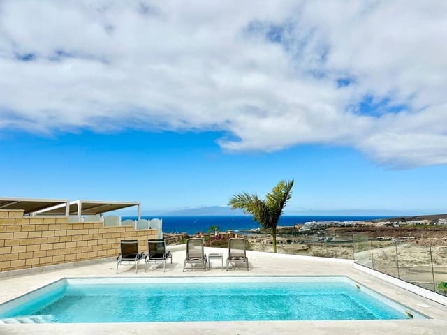 4 soveværelse Villa til salg i Playa del Duque, Adeje - € 2.350.000 (Ref: 8861634)