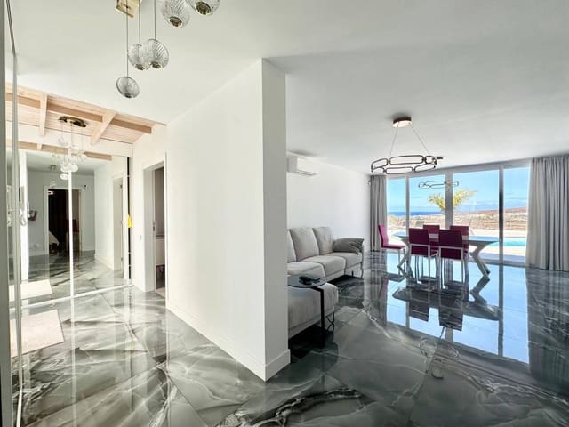 4 soveværelse Villa til salg i Playa del Duque, Adeje - € 2.350.000 (Ref: 8861634)