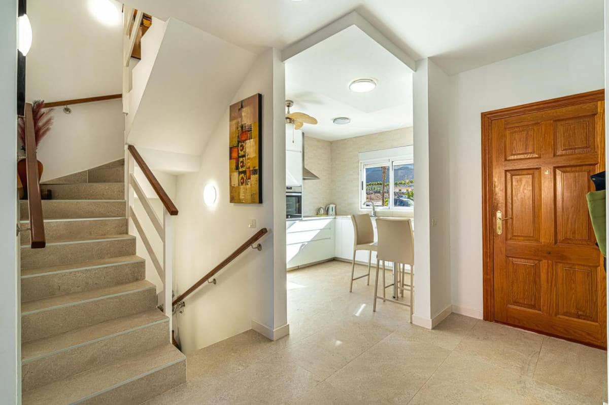 2 bedroom Townhouse for sale in Playa del Duque - € 625,000 (Ref: 8862122)