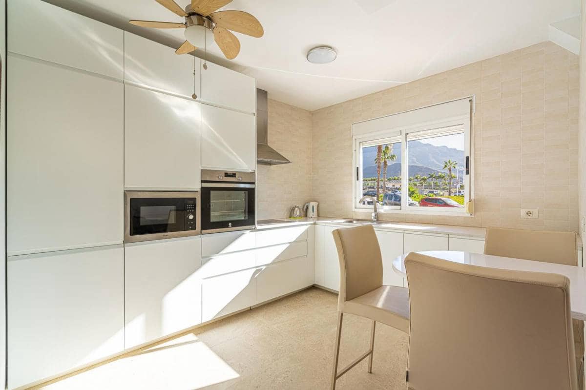 2 bedroom Townhouse for sale in Playa del Duque - € 625,000 (Ref: 8862122)