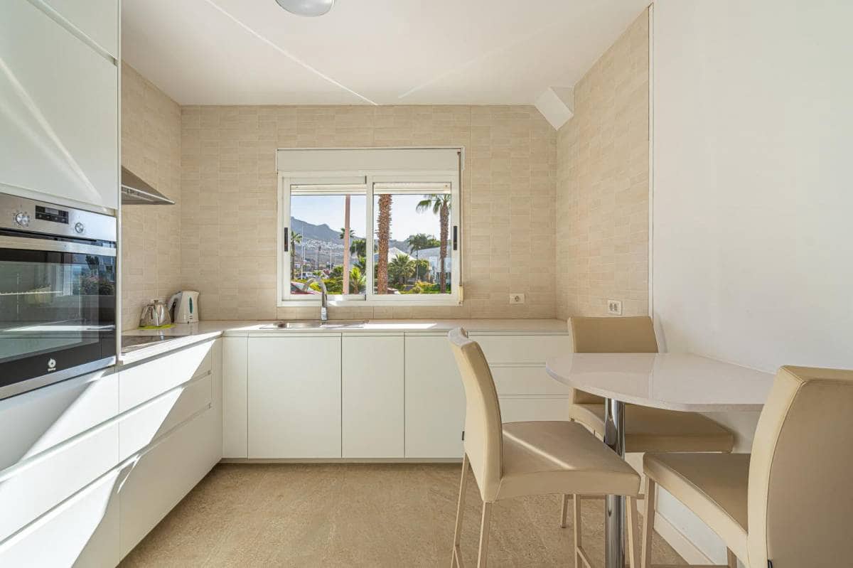 2 bedroom Townhouse for sale in Playa del Duque - € 625,000 (Ref: 8862122)