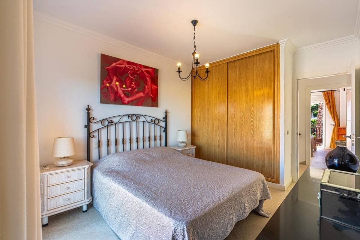 2 bedroom Townhouse for sale in Playa del Duque - € 625,000 (Ref: 8862122)