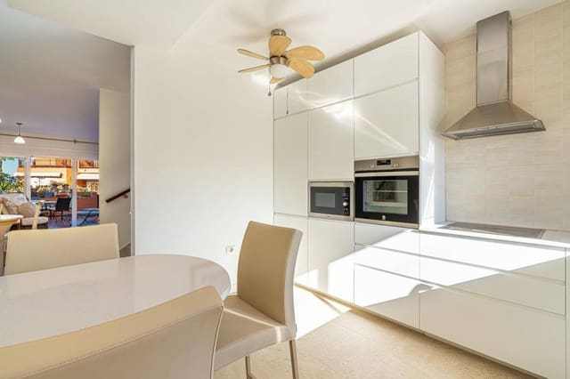 2 soveværelse Byhus til salg i Playa del Duque, Adeje - € 625.000 (Ref: 8862122)