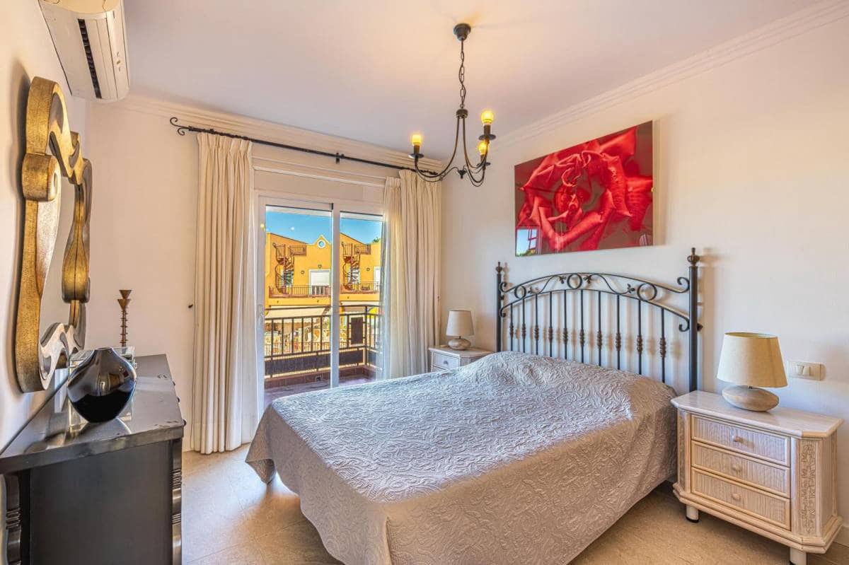 2 bedroom Townhouse for sale in Playa del Duque - € 625,000 (Ref: 8862122)