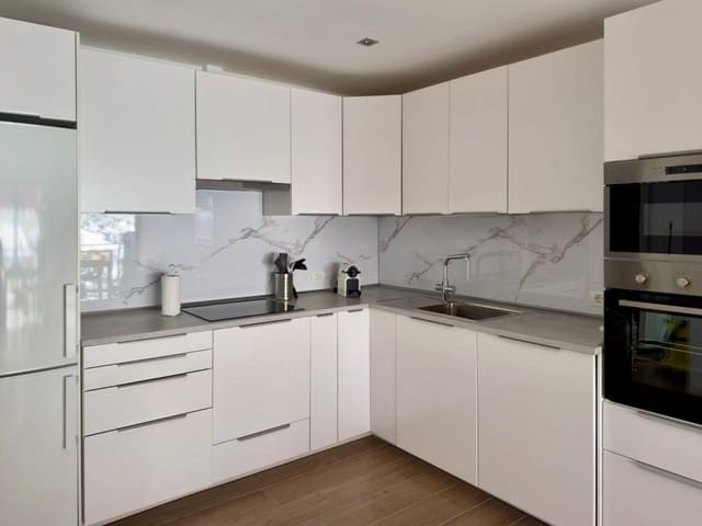 Apartamento de 2 habitaciones en Los Cristianos, Arona en venta - 750.000 € (Ref: 9041382)