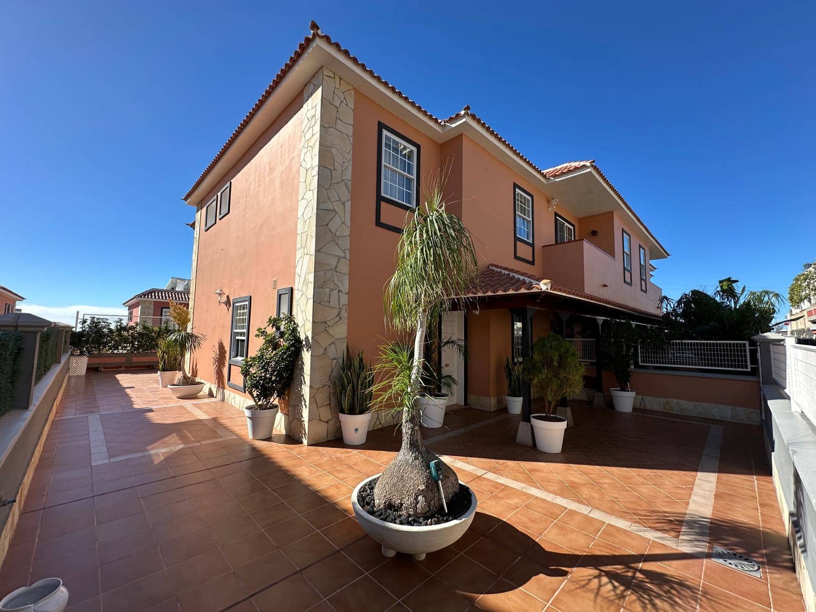 4 Zimmer Villa zu verkaufen in Adeje - 685.000 € (Ref: 9547154)