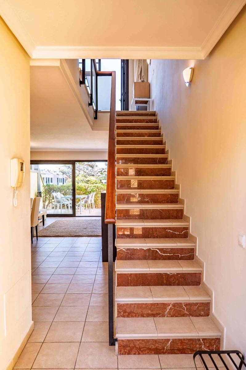 2 soveværelse Lejlighed til salg i Playa del Duque - € 1.070.000 (Ref: 9685639)