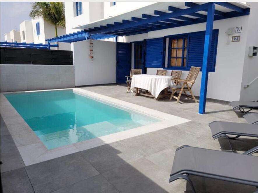 3 bedroom Semi-detached Villa for sale in Playa Blanca with pool - € 426,000 (Ref: 9280688)