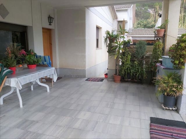 6 bedroom Villa for sale in Urbanitzacions del Nord, Lloret de Mar with pool garage - € 368,500 (Ref: 5165285)