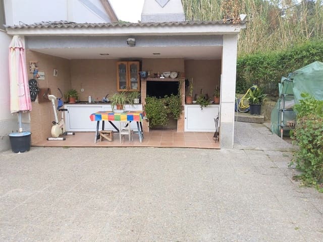 6 bedroom Villa for sale in Urbanitzacions del Nord, Lloret de Mar with pool garage - € 368,500 (Ref: 5165285)