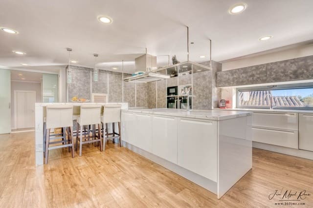 5 bedroom Villa for sale in Avinyonet de Puigventós with pool garage - € 1,075,000 (Ref: 6857844)