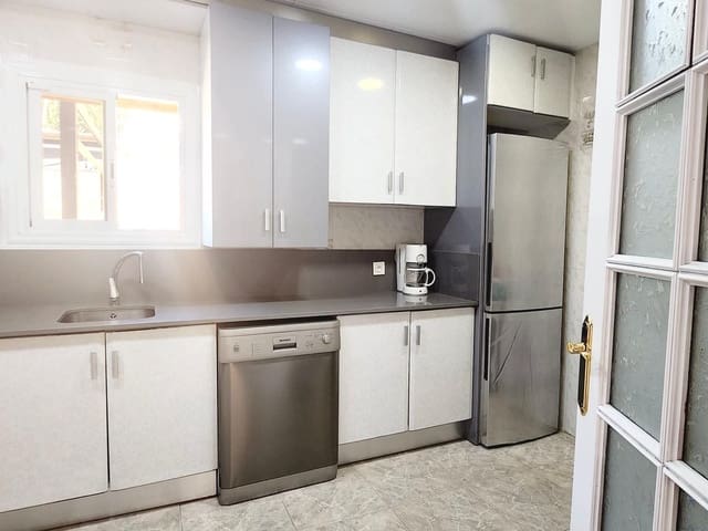 3 makuuhuone Huvila myytävänä paikassa Roca Grossa, Lloret de Mar mukana uima-altaan 
autotalli - 630 000 € (Ref: 8342739)