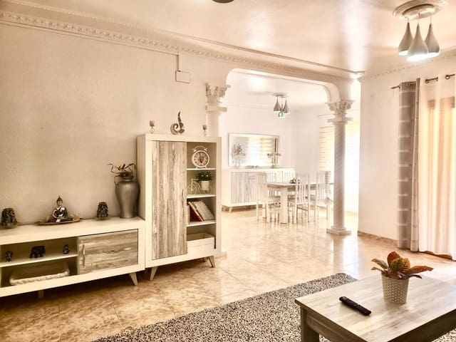 3 makuuhuone Huvila myytävänä paikassa Roca Grossa, Lloret de Mar mukana uima-altaan 
autotalli - 630 000 € (Ref: 8342739)