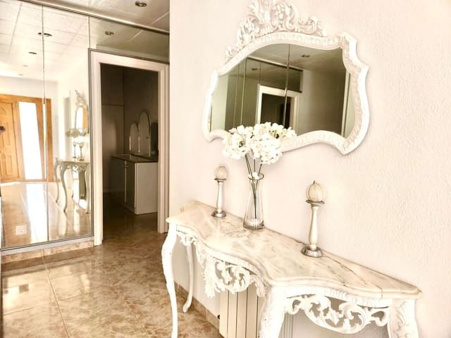 3 makuuhuone Huvila myytävänä paikassa Roca Grossa, Lloret de Mar mukana uima-altaan 
autotalli - 630 000 € (Ref: 8342739)