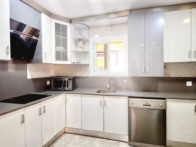 3 makuuhuone Huvila myytävänä paikassa Roca Grossa, Lloret de Mar mukana uima-altaan 
autotalli - 630 000 € (Ref: 8342739)