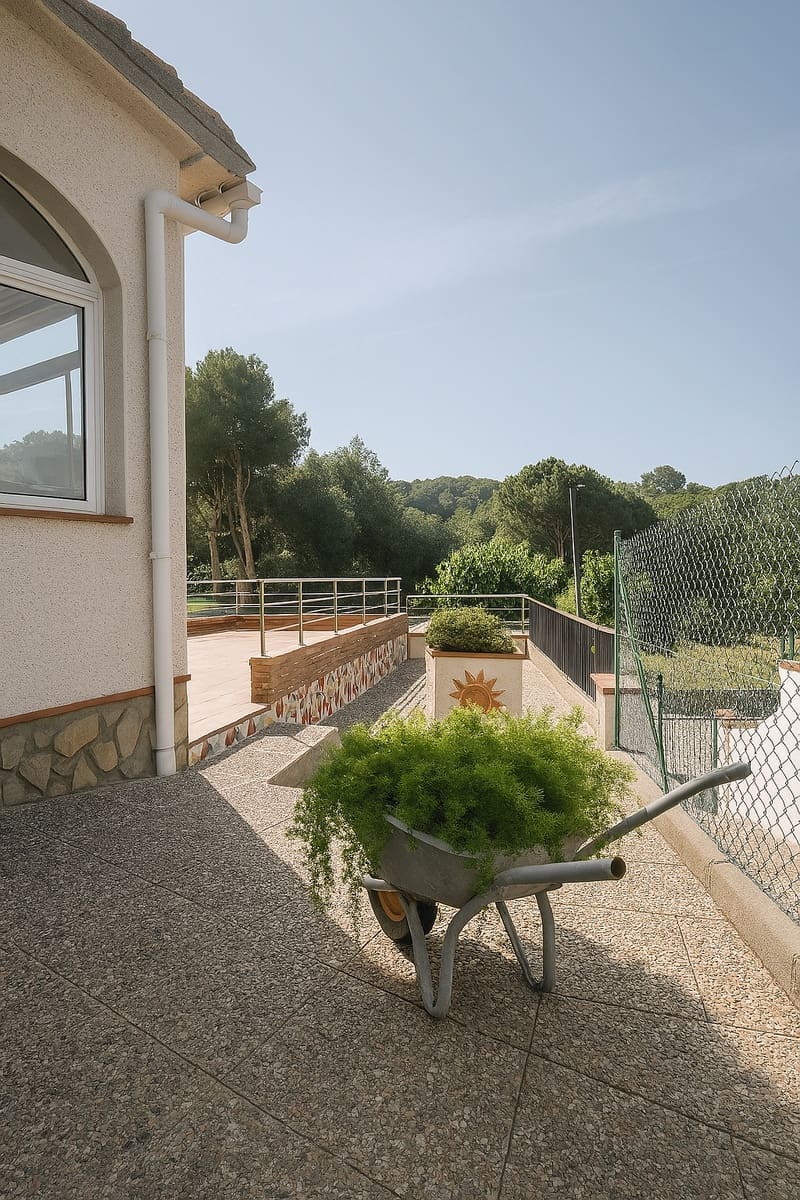 4 Zimmer Villa zu verkaufen in Lloret de Mar mit Pool Garage - 550.000 € (Ref: 8349370)