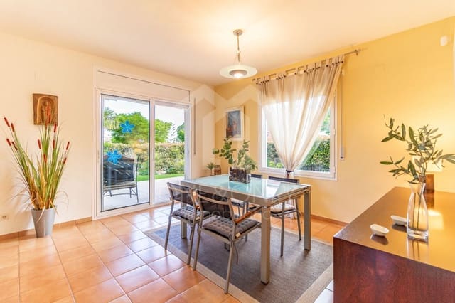 4 bedroom Villa for sale in Montroig-Mar, Mont-roig del Camp with garage - € 590,000 (Ref: 9816095)