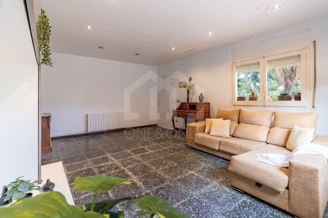 6 bedroom Villa for sale in Tarragona city with garage - € 385,000 (Ref: 9816097)