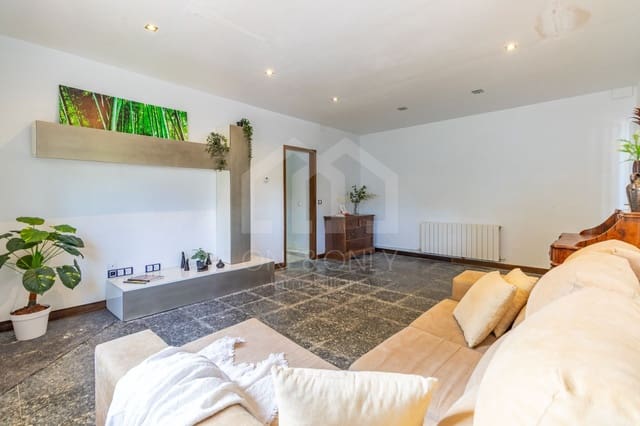 6 bedroom Villa for sale in Tarragona city with garage - € 385,000 (Ref: 9816097)