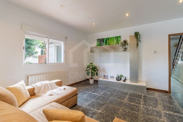 6 bedroom Villa for sale in Tarragona city with garage - € 385,000 (Ref: 9816097)