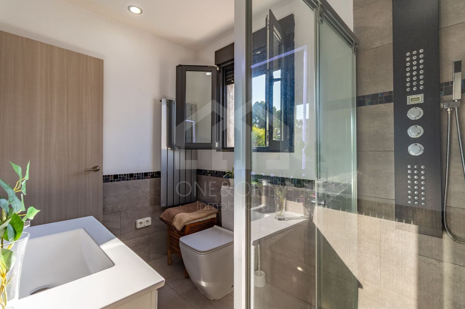 6 bedroom Villa for sale in Tarragona city with garage - € 385,000 (Ref: 9816097)