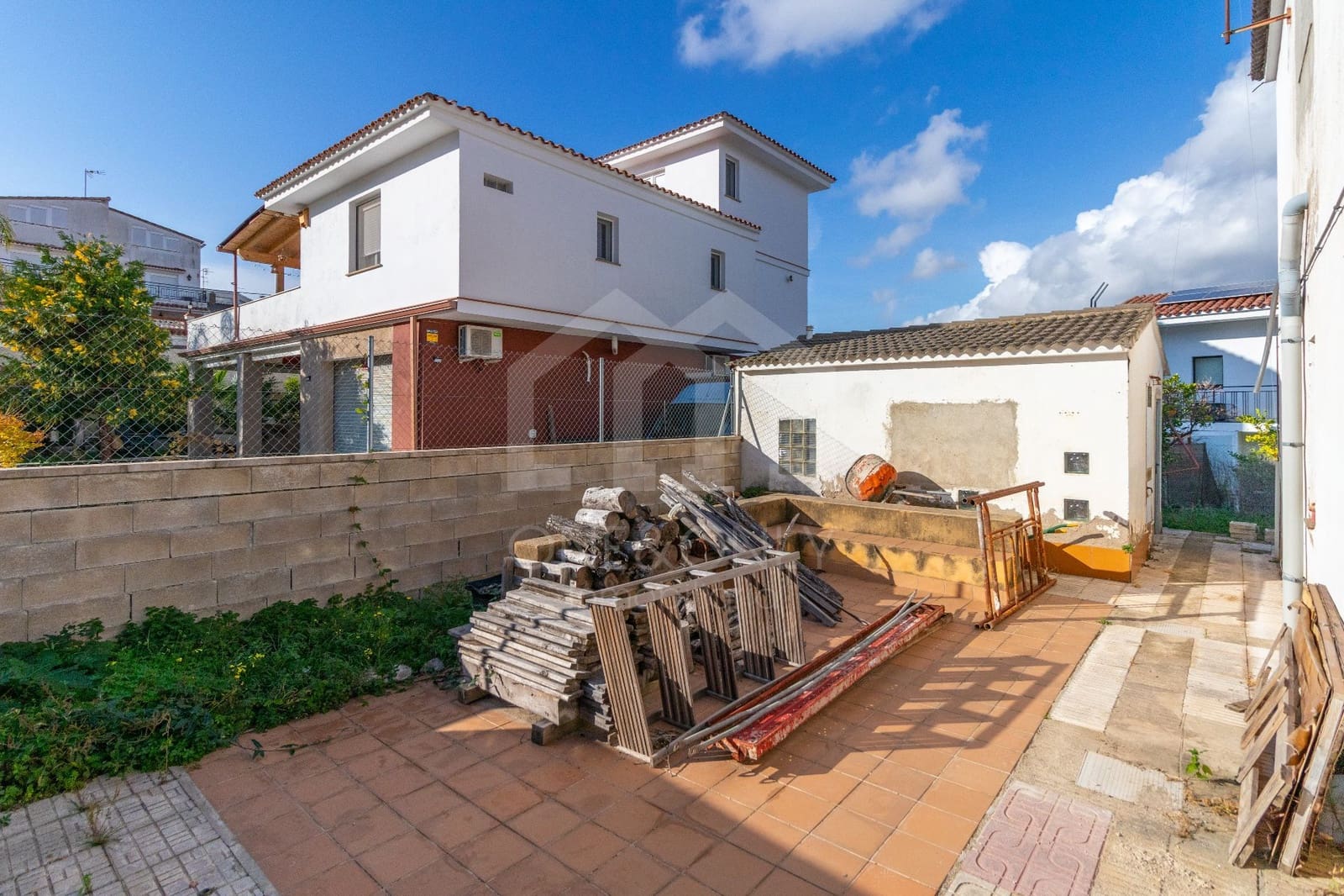 6 bedroom Villa for sale in Tarragona city with garage - € 385,000 (Ref: 9816097)