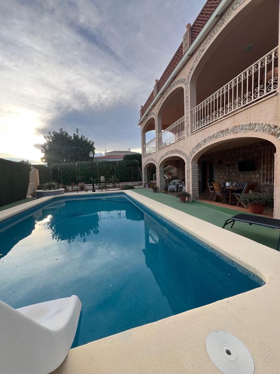 5 Zimmer Villa zu verkaufen in La Nucia mit Garage - 860.000 € (Ref: 9458606)