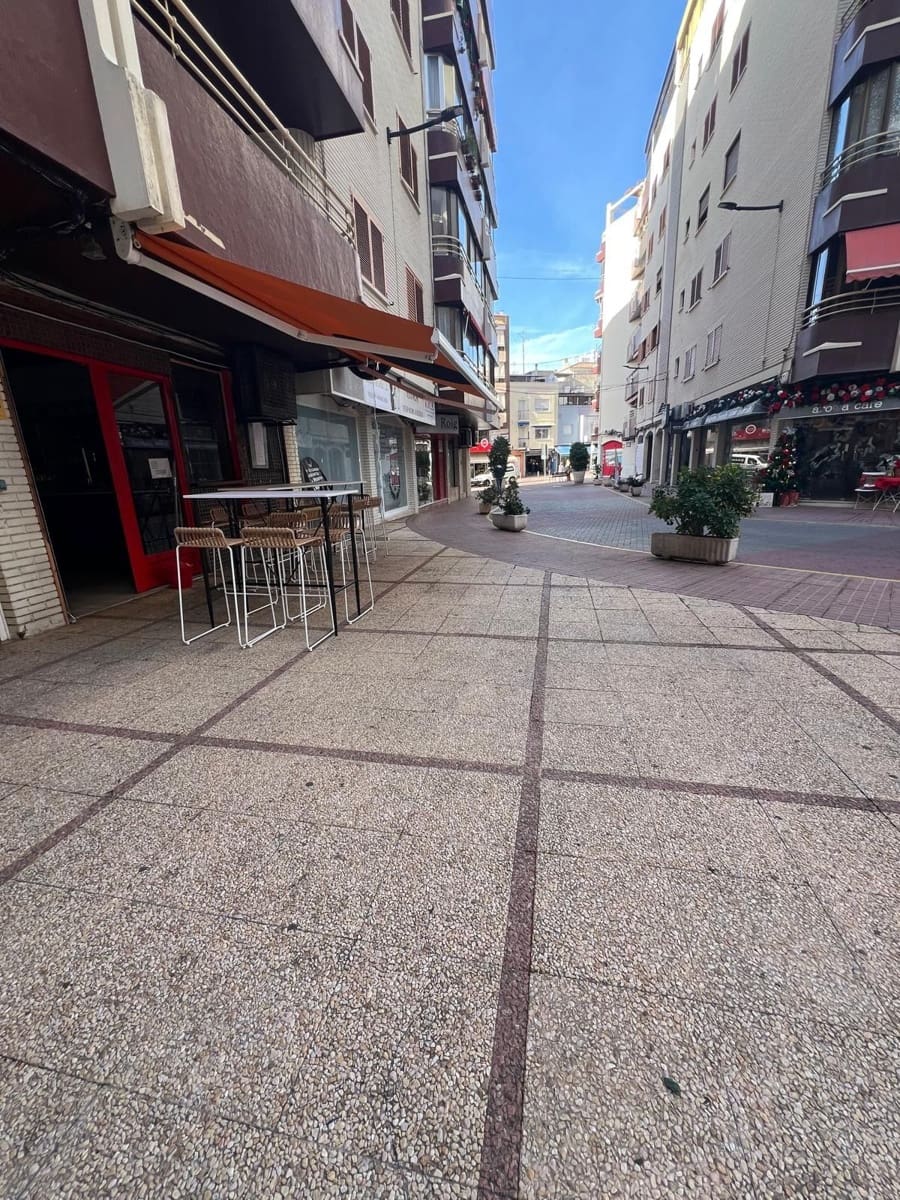 Kaupallinen vuokrattavana paikassa Benidorm - 600 € (Ref: 9470288)