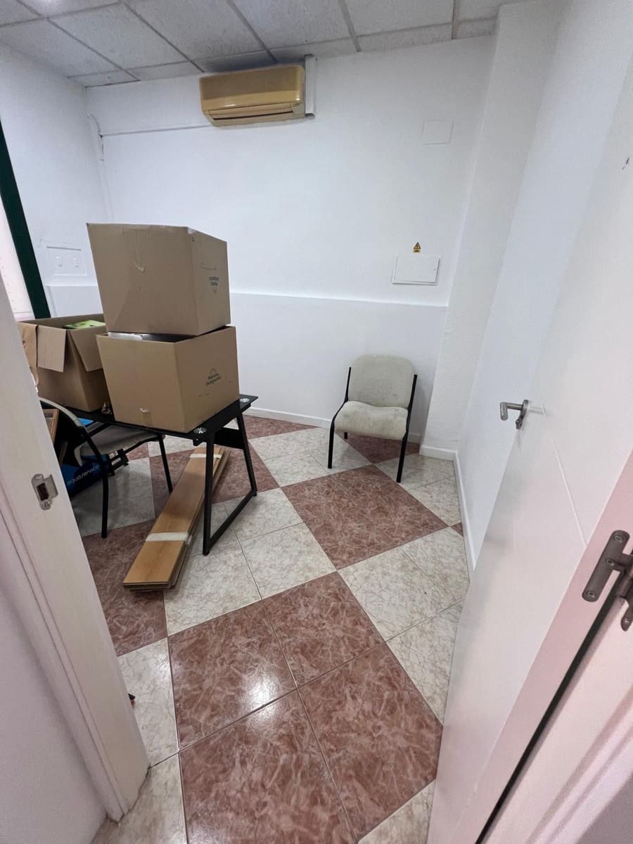 Commercial for rent in Benidorm - € 1,100 (Ref: 9503821)