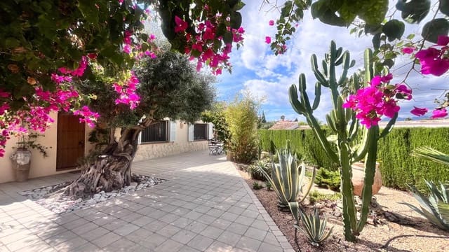 2 soveværelse Villa til salg i Paichi, Teulada-Moraira med swimmingpool garage - € 695.000 (Ref: 9348457)