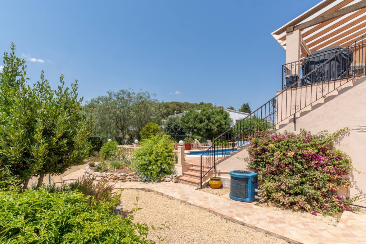 4 bedroom Villa for sale in Jalon / Xalo with garage - € 595,000 (Ref: 9449279)