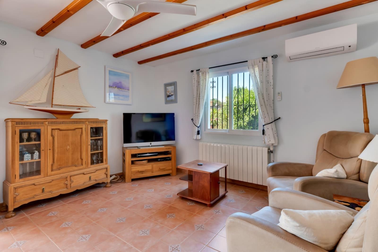 4 bedroom Villa for sale in Jalon / Xalo with garage - € 595,000 (Ref: 9449279)