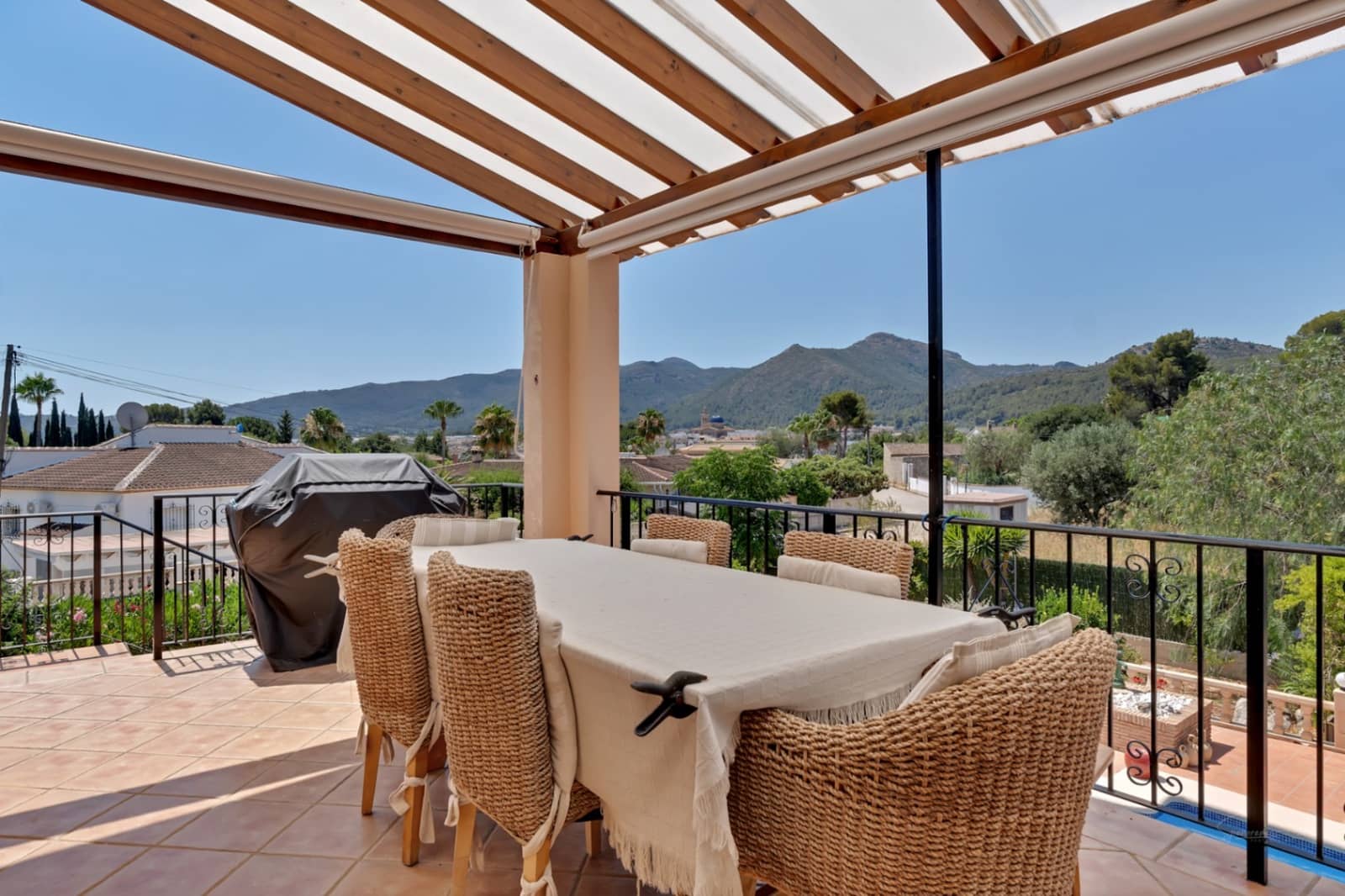 4 bedroom Villa for sale in Jalon / Xalo with garage - € 595,000 (Ref: 9449279)