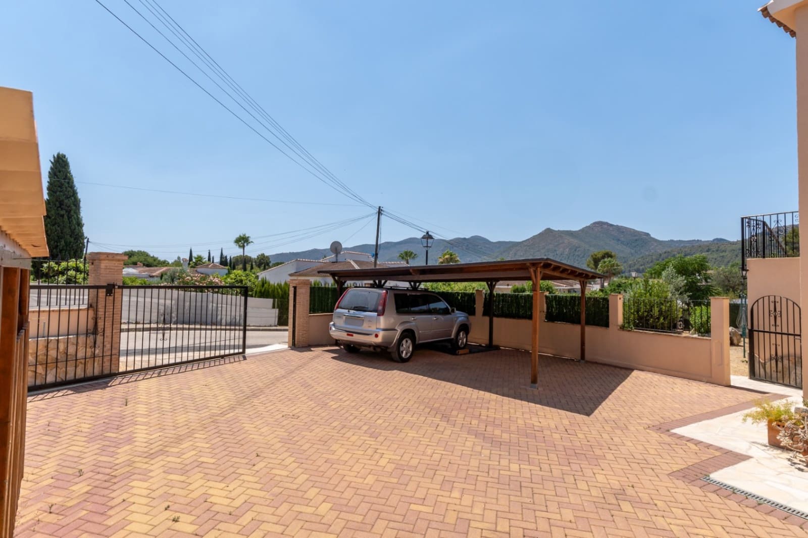 4 bedroom Villa for sale in Jalon / Xalo with garage - € 595,000 (Ref: 9449279)