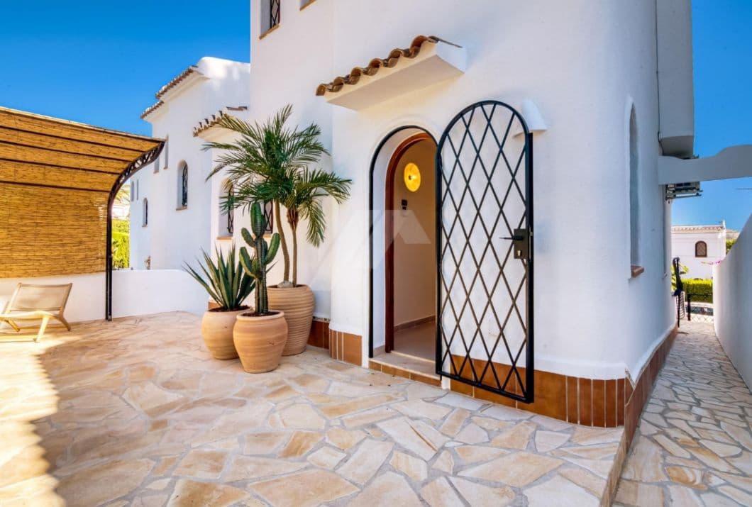 2 soverom Villa til salgs i Moraira med svømmebasseng garasje - € 695 000 (Ref: 9449281)