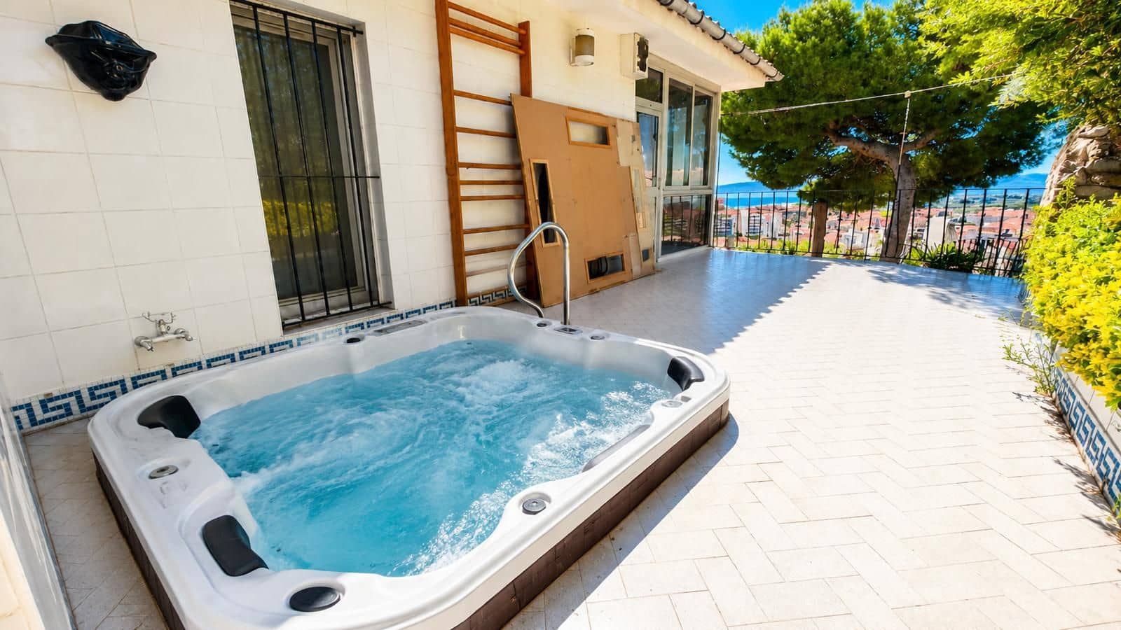 6 bedroom Villa for sale in L'Estartit with garage - € 625,000 (Ref: 9849050)