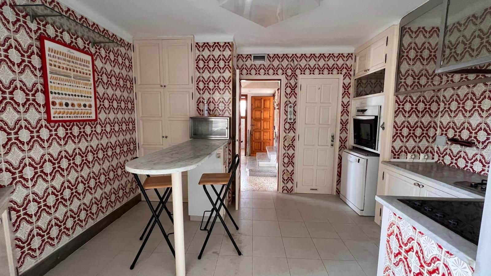 6 bedroom Villa for sale in L'Estartit with garage - € 625,000 (Ref: 9849050)
